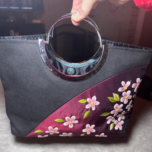 Vintage Red/Black Silk Handbag with Floral Embroidery & chrome handle - Picture 10 of 10